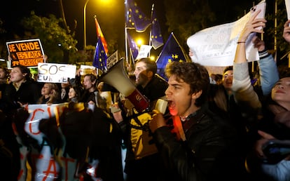 Un joven con megáfono participaba en la protesta frente a la sede de Parlamento Europeo en el paseo de la Castellana de Madrid, este jueves.