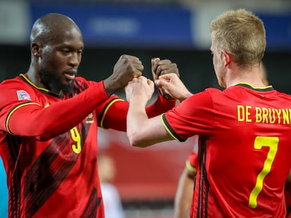 Lukaku y De Bruyne celebran la clasificación de Bélgica.