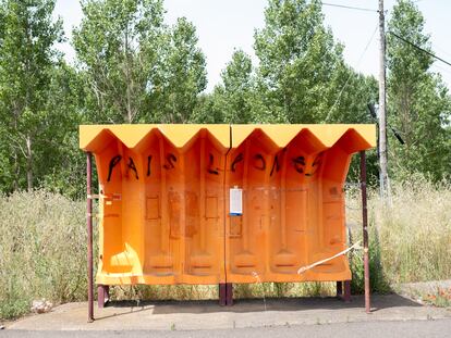 Una parada de autobús con una pintada del País Leonés.