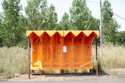 Una parada de autobús con una pintada del 'País Leonés', el 28 de junio.