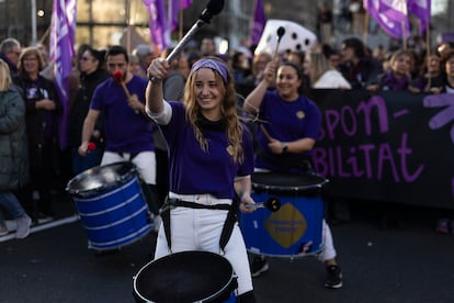 Una batucada ameniza la manifestación del Día Internacional de la Mujer por el centro de Barcelona.