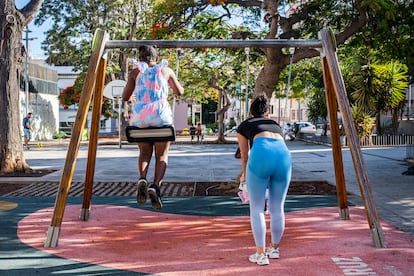 Dos niñas juegan junto a una trabajadora social de un centro de acogida, este jueves en Santa Cruz de Tenerife. 