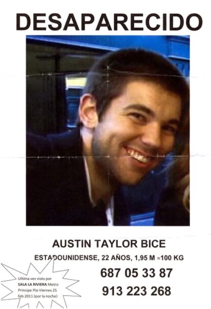Cartel con la foto del estudiante desaparecido  y dos teléfonos de contacto que los amigos del desaparecido han pegado en el centro de Madrid.
