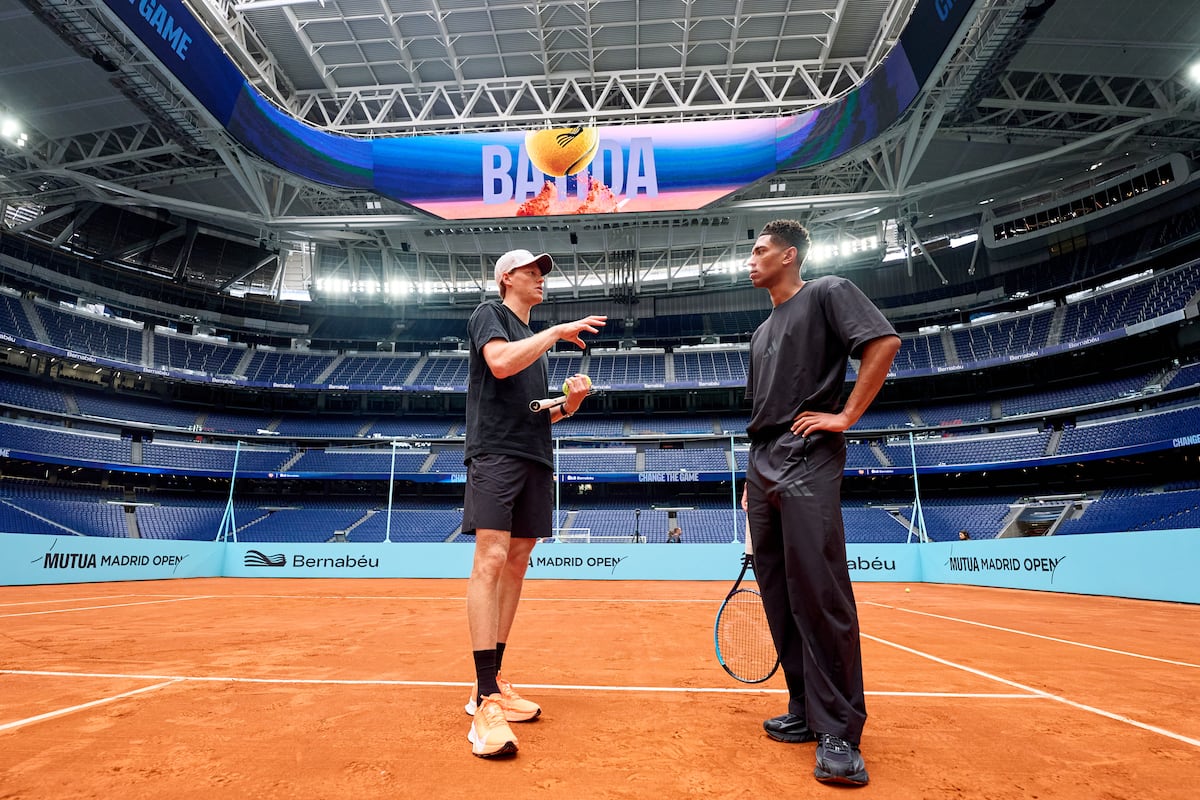Tenistas y futbolistas aprovechan la pista del Santiago Bernabéu durante el Mutua Madrid Open