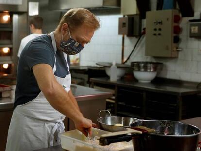 Miquel realiza su trabajo en el obrador de la pastelería Casa Vives del barrio de Sants de Barcelona, en la que trabajan 40 personas. Todos salvo seis se han visto afectados por un ERTE.