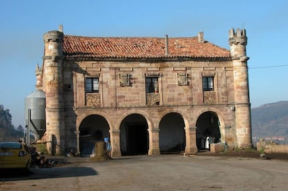 Fachada del palacio de Ceballos, en Cantabria.