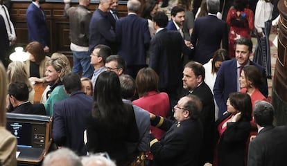 Uno de los atascos de congresistas sufridos en el foso del hemiciclo en las votaciones de la sesión constituyente del martes.