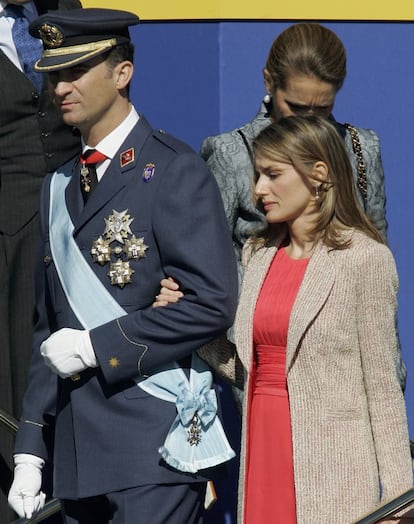 Al siguiente año, en 2006, Letizia Ortiz también acudió embarazada al desfile militar. Se decantó por un vestido amplio de color coral y un abrigo rosa empolvado.