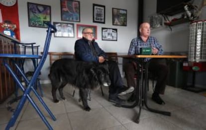 Joaquín Cidad y José Manuel Rodríguez en el bar de Sargentes.