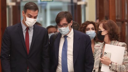 El presidente del Gobierno, Pedro Sánchez, en el Congreso con el ministro de Sanidad, Salvador Illa, y la vicepresidenta Carmen Calvo.