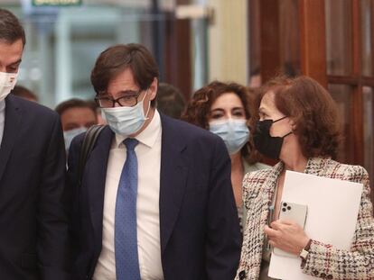 El presidente del Gobierno, Pedro Sánchez, en el Congreso con el ministro de Sanidad, Salvador Illa, y la vicepresidenta Carmen Calvo.