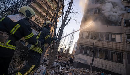 Dos bomberos trabajan en un edificio residencial atacado este miércoles en Kiev. El ministro de Exteriores ruso, Serguéi Lavrov, ha dicho esta mañana que el diálogo “no es fácil”, aunque hay “esperanza para el compromiso”. A pesar de ello, las tropas rusas han vuelto a bombardear Kiev, donde se han oído al menos tres fuertes explosiones y dos edificios de doce y nueve plantas, respectivamente, han sido atacados.