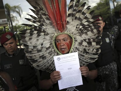 Lideranças indígenas protestam em frente ao escritório de transição do presidente Bolsonaro por manutenção da Funai no Ministério da Justiça.