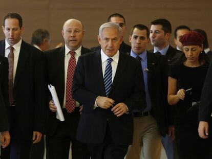 Netanyahu, al llegar a una reuni&oacute;n de legisladores de su partido en la Knesset, este lunes. 