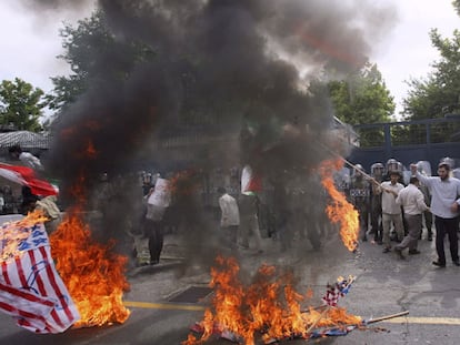 Manifestantes iraníes queman banderas estadounidenses durante una protesta ante la Embajada británica en Teherán.