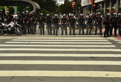 De um lado estava a Polícia Militar e agentes da Tropa de Choque, que isolaram a área e queriam que os manifestantes seguissem pela rua da Consolação.