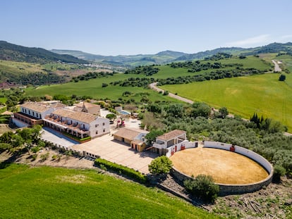 Finca con plaza de toros en la Sierra de Grazalema.