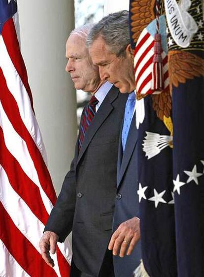 El candidato republicano a la presidencia, John McCain, candidato republicano a la presidencia, ayer en la Casa Blanca.