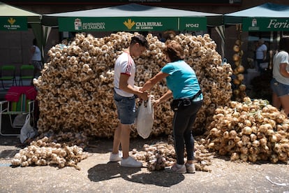 Vendedores y clientes en la feria del ajo de Zamora.
