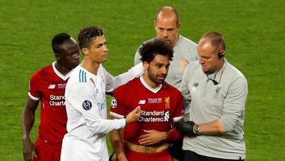 Mohamed Salah abandona el campo tras su lesión en la final de la Champions.