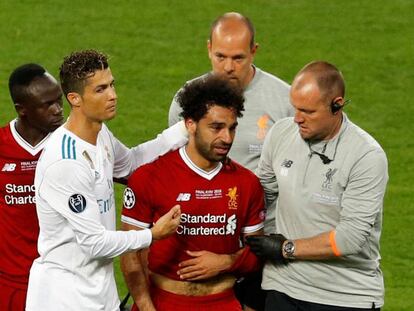 Mohamed Salah abandona el campo tras su lesión en la final de la Champions.