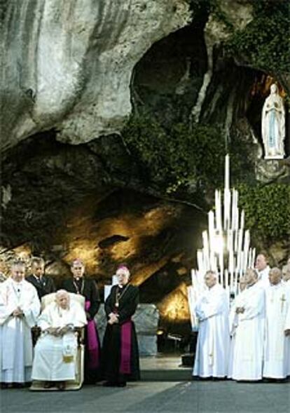 Juan Pablo II en el santuario mariano de Lourdes.