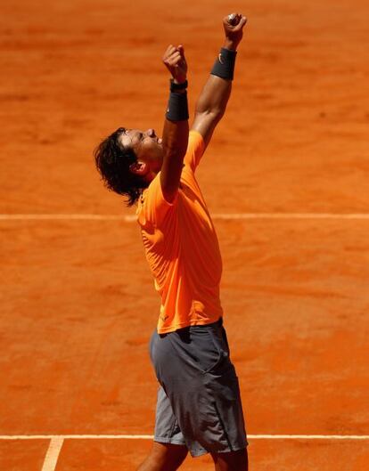 Nadal celebra su victoria contra Novak Djokovic en la final de Roma.