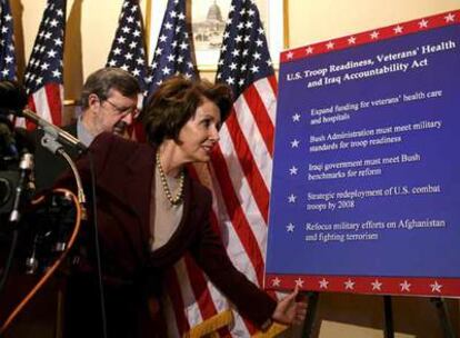 La presidenta de la Cámara de Representantes, Nancy Pelosi, muestra un cartel con temas de debate.