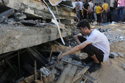 Un hombre buscaba supervivientes entre los escombros de un edificio colapsado, este martes en Rafah. 