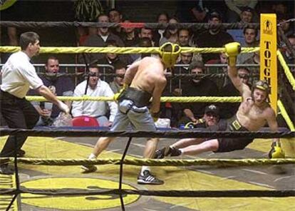 Dos púgiles, durante un combate de <i>toughman</i> en Detroit.