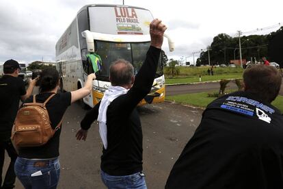 Manifestantes arremessam ovos na caravana do ex-presidente Lula em São Miguel do Oeste, Santa Catarina, neste domingo. Ele chamou os agressores de "fascistas".  