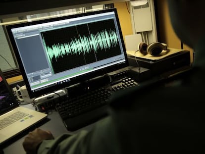 Un agente de la Guardia Civil analiza una voz en el Área de Acústica de la Benemérita.
