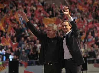 Felipe González y José Luis Rodríguez Zapatero, en el Palau Sant Jordi de Barcelona.