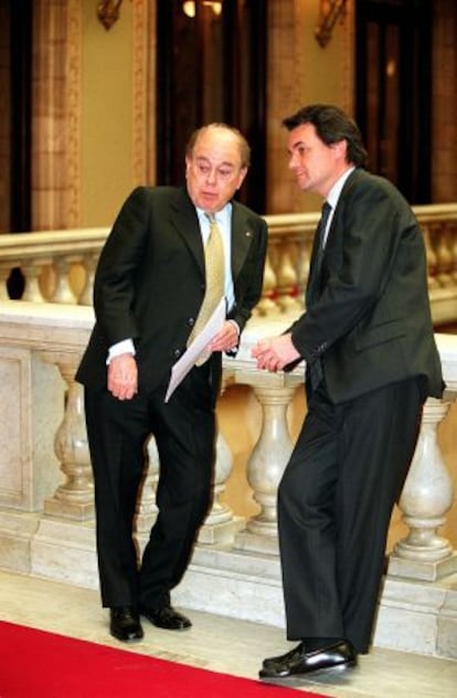Jordi Pujol y Artur Mas, en el Parlament en marzo de 2001.  