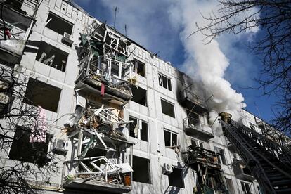 Daños causados en un edificio de Chuhuiv (Ucrania) tras el ataque. Apenas unos minutos después del discurso de Putin, varias ciudades del este del país, desde Sloviansk y Kramatorsk a Járkov, a 30 kilómetros de la frontera rusa, fueron atacadas. También se han escuchado explosiones en Kiev, la capital, y las fuerzas rusas han cruzado la frontera en otros puntos del país.