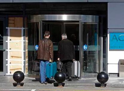 Entrada del hotel AC Feria, que fue asaltado a mazazos el pasado sábado.