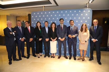 De izquierda a derecha, Juan Ramsdem (Binter), Carlos Bertomeu (Air Nostrum), Carlos Muñoz (Volotea), Carolina Martinoli (Vueling), Marco Sansavini (Iberia), la secretaria de Estado de Turismo, Rosario Sánchez, Raúl Medina (Eurocontrol), Javier Gándara (ALA), Margarita de Gregorio (AST) y Enrique Maurer (Enaire), en la asamblea de la Asociación de Líneas Aéreas.