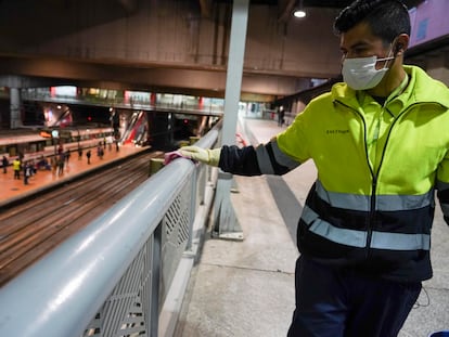 Un trabajador limpia en la estación de Atocha de Madrid como prevención frente a la Covid-19.