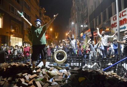 Jóvenes manifestantes en una barricada durante choques con la policía.