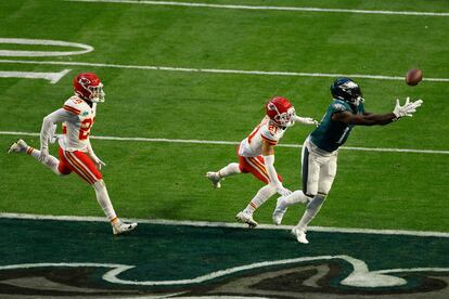 A.J. Brown de los Eagles hace una recepción de 45 yardas.