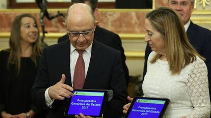 Cristóbal Montoro, ministro de Hacienda, junto a Ana Pastor, presidenta del Congreso.