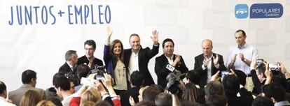 La ministra de Empleo y el presidente de la Generalitat, junto al presidente de la Diputación de Castellón y varios consejeros.