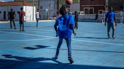 Menores que emigraron solos a España juegan al fútbol en una cancha en San Cristóbal de La Laguna (Tenerife).