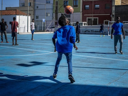 Menores que emigraron solos a España juegan al fútbol en una cancha en San Cristóbal de La Laguna (Tenerife).