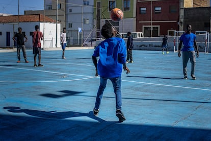 Un grupo de menores que emigró a Canarias sin familia juega en un campo de fútbol de Tenerife.