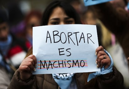 Una joven exhibe un lema antiaborto legal