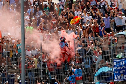 Marc Márquez celebra en la grada ante sus seguidores tras acabar segundo en el Gran Premio de España.