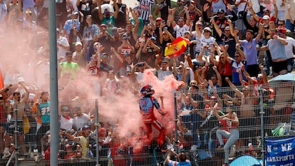 Marc Márquez celebra en la grada ante sus seguidores tras acabar segundo en el Gran Premio de España.