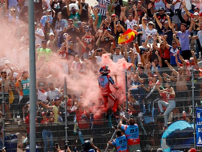 Marc Márquez celebra en la grada tras el GP de España.