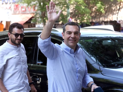 Tsipras saludaba este jueves a su llegada a las oficinas de su partido en Atenas.